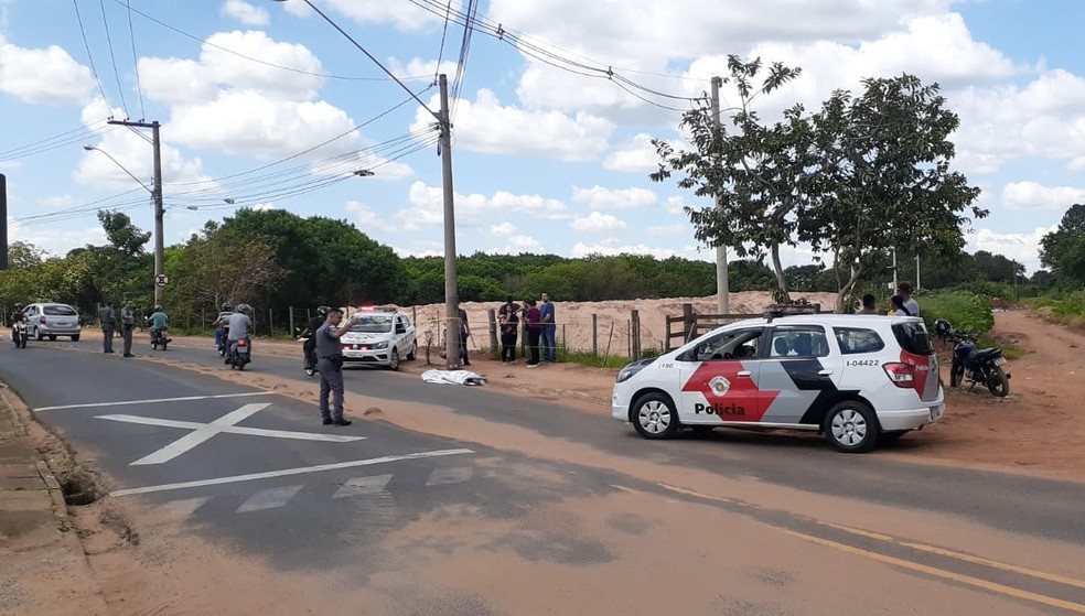 Motociclista morre após bater contra poste em Bauru; garupa é socorrido inconsciente — Foto: Marco Previdello/TV TEM