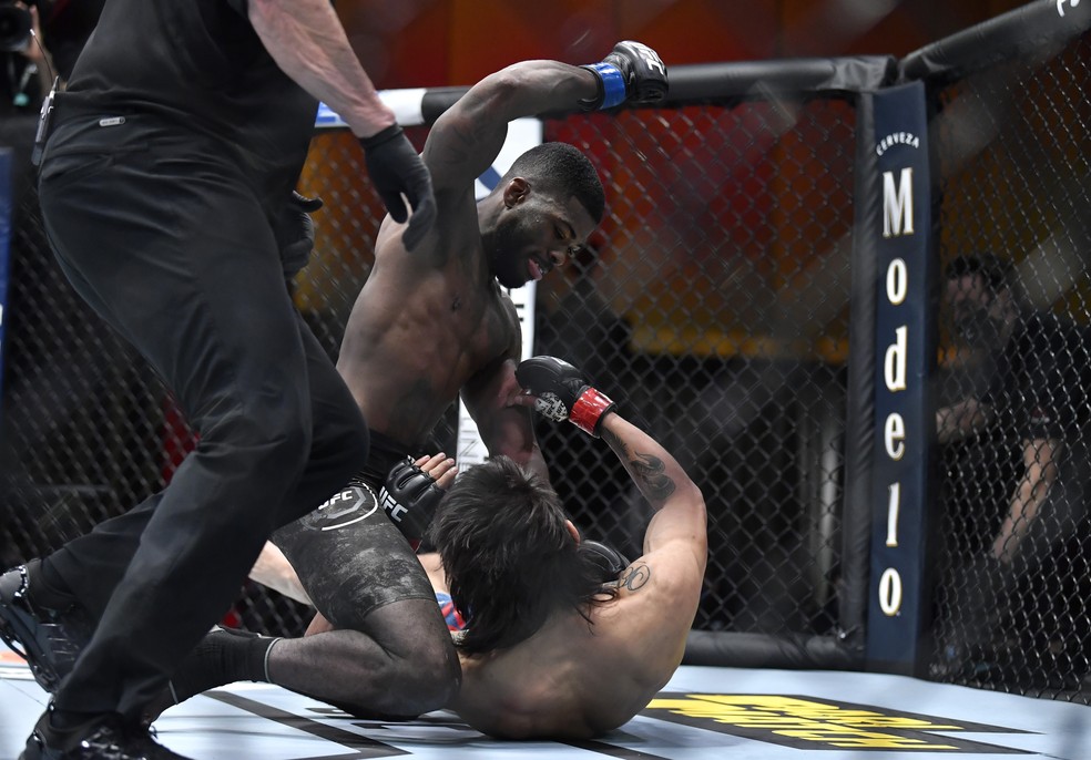 Trevin Jones venceu Mario Bautista por nocaute técnico aos 47s do R2 — Foto: Getty Images