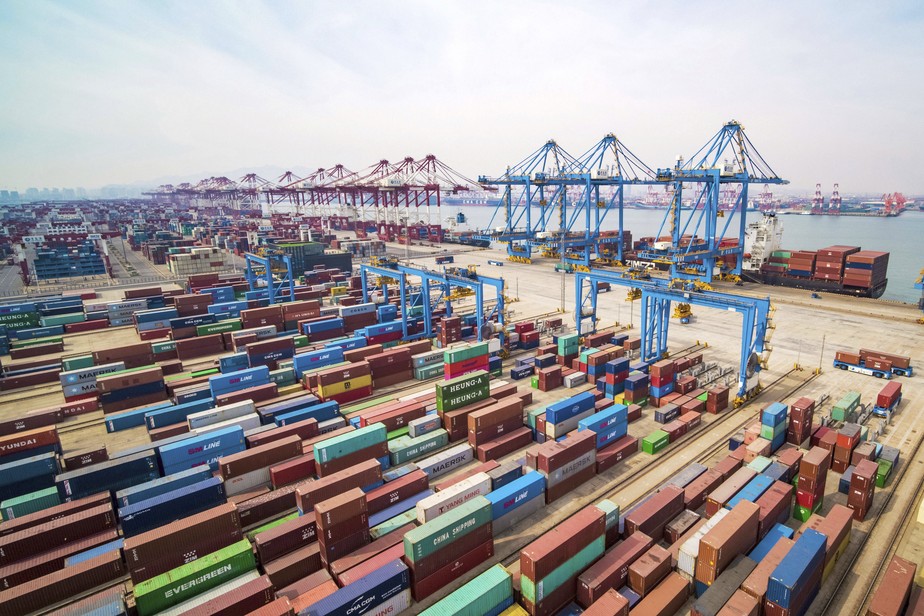 Maior porto da China fica congestionado por surtos de covid