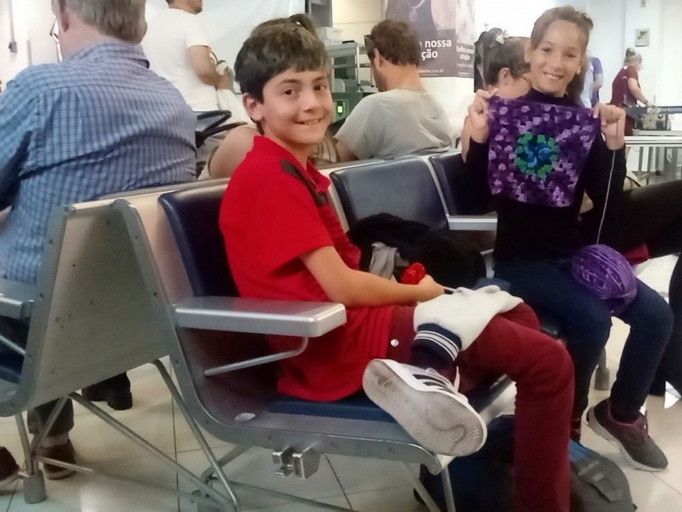 Junior e sua irmã mais nova fazendo crochê em aeroporto (Foto: Arquivo Pessoal/Denise Vieira)