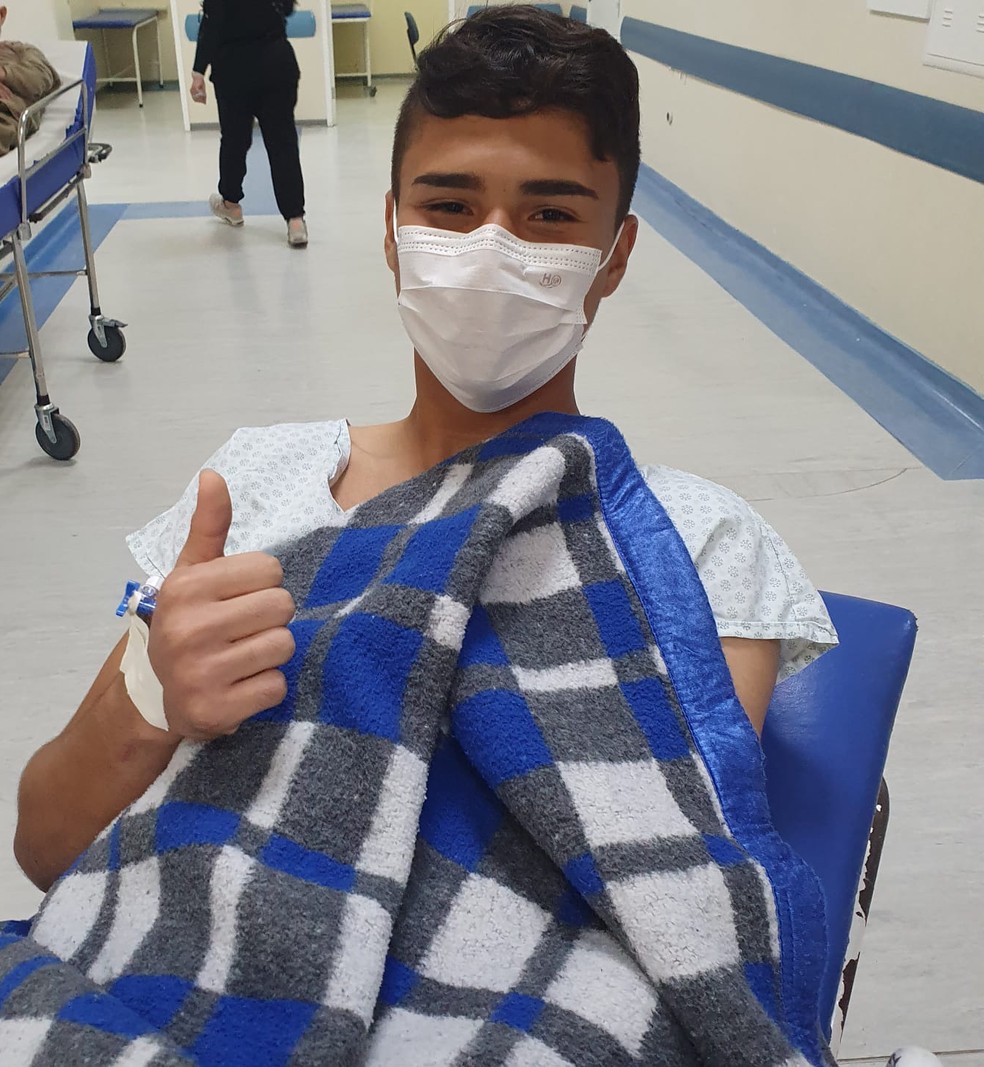 Goleiro Rafael, do S&atilde;o Raimundo-RR, faz joinha e sinaliza que est&aacute; bem &mdash; Foto: Arquivo Pessoal