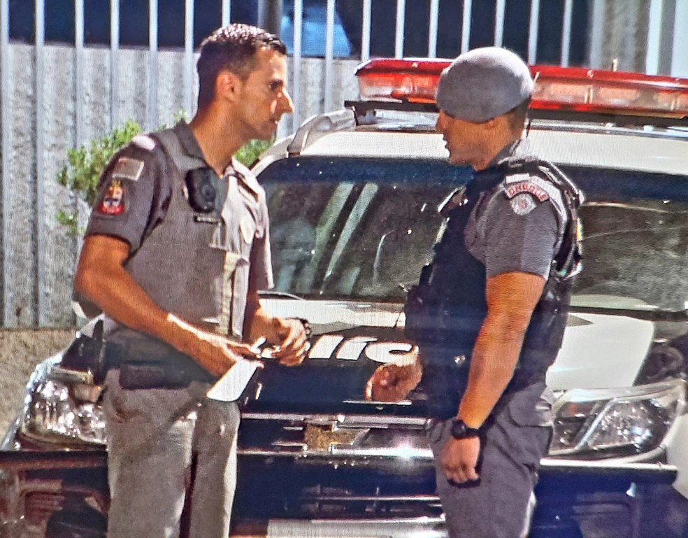 Policial militar apreende facão usado por rapaz de 21 anos que teve surto psicótico e atacou pessoas dentro de condomínio na Zona Norte de São Paulo — Foto: Divulgação/Arquivo pessoal