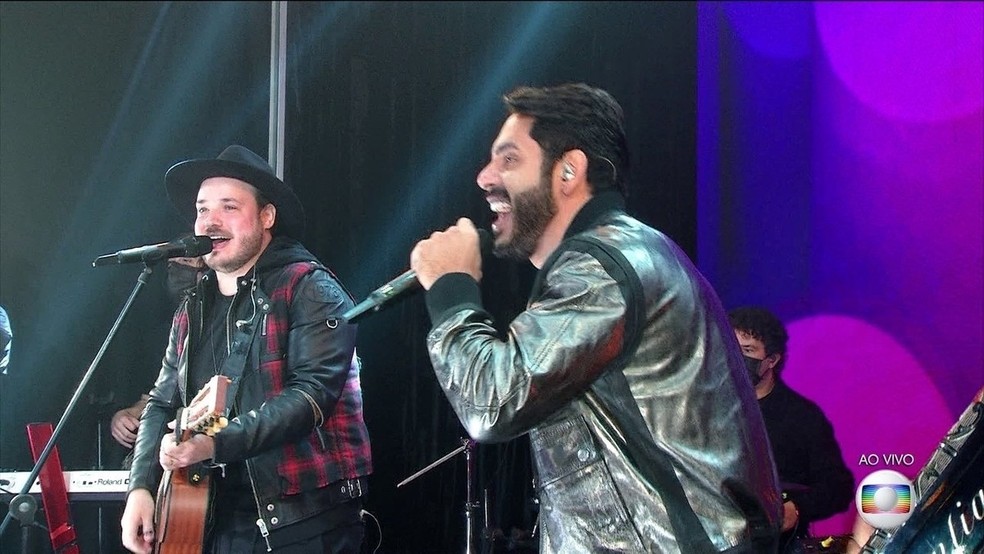 Israel e Rodolffo cantaram  a música 'Batom de cereja' na final do 'BBB21' — Foto: Reprodução/TV Globo