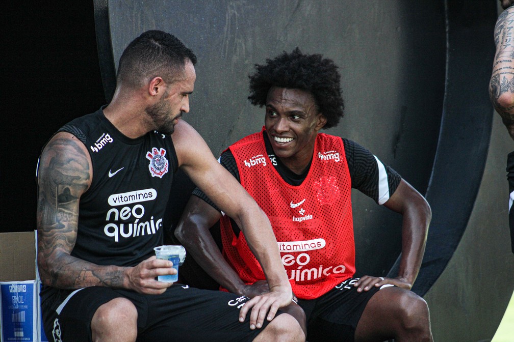 Renato Augusto e Willian conversam em treino do Corinthians — Foto: Rodrigo Coca/Ag.Corinthians