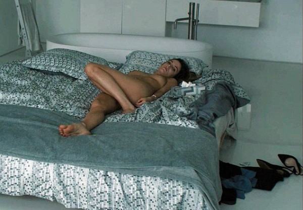 Riley Keough em uma cena de nudez de 'My Girlfriend Experience' (Foto: Reprodução)