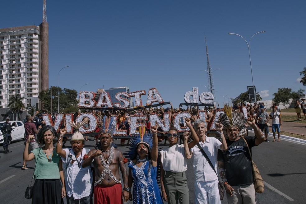 Chico César, Cacique Marcos, Sônia Guajajara, Thelma e Carlos Rennó na entrega simbólica da petição "basta de violência" — Foto: Greenpeace Brasil/Divulgação