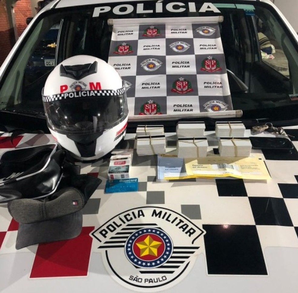 Polícia apreendeu 305 cartões em branco que seriam usados em fraude bancária em Salto (SP). Um homem foi preso. — Foto: Polícia Militar