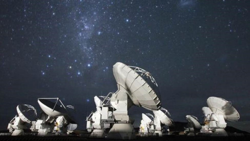 O conjunto de 66 antenas do Alma permite observar os confins do universo, inclusive galáxias muito distantes — Foto: CLEM & ADRIBACRI-NORMIER/ESO
