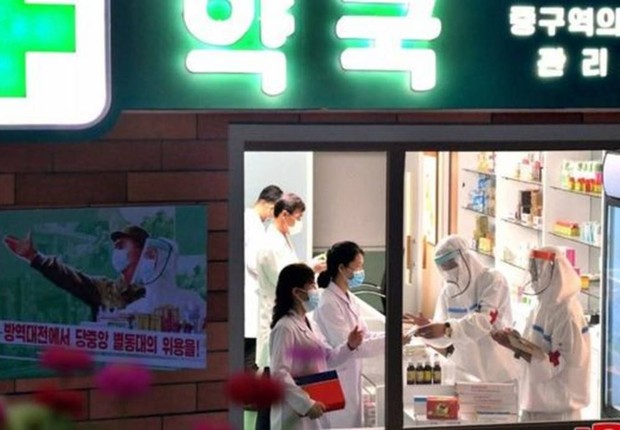 A TV estatal da Coreia do Norte vem transmitindo imagens de farmácias estocadas, mas as pessoas relatam enorme falta de remédios. (Foto: KCTV)