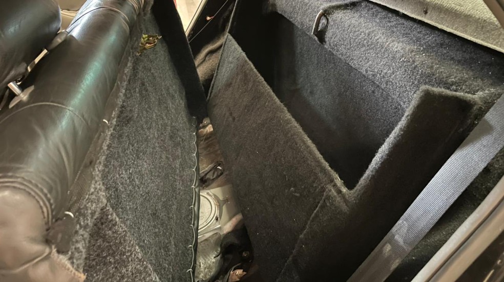 Aparelhos estavam em um fundo falso do carro abordado em Ourinhos — Foto: Polícia Rodoviária Federal/Divulgação