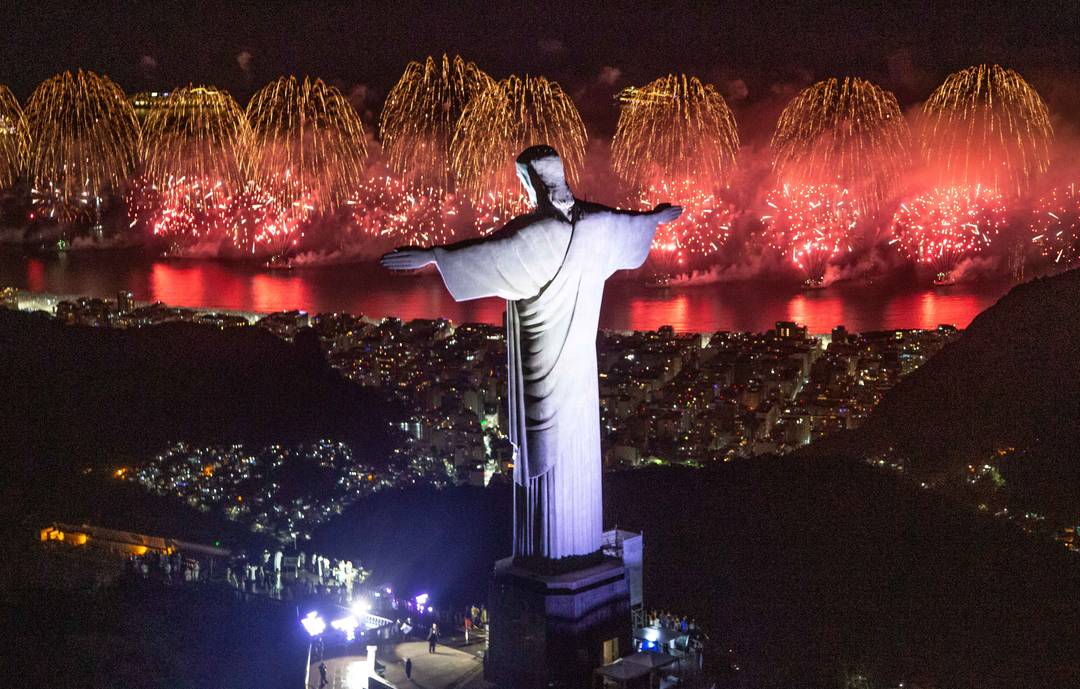 2022 pelo mundo: fogos de artifício e luzes marcam chegada do Ano Novo