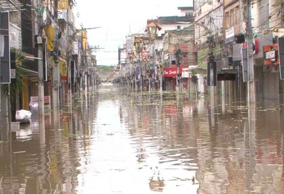 Após Rio Cachoeira subir 9 metros, nível da água começa a baixar e moradores contabilizam prejuízos em Itabuna — Foto: Reprodução/TV Bahia