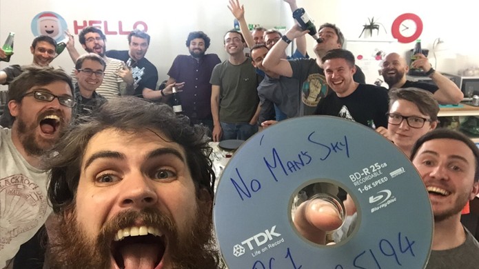 A equipe da produtora Hello Games comemora na foto o momento em que No Mans Sky foi a Gold (Foto: Reprodução/Twitter)