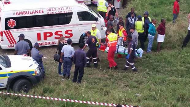 Foto divulgada por equipe de resgate mostra atendimento no local do acidente com táxi e trem na África do Sul (Foto: Reprodução/Facebook/IPSS Rescue)