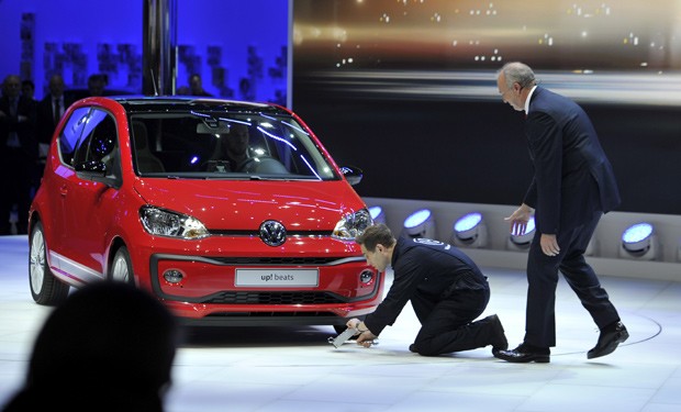 Comediante Lee Nelson invade palco durante apresentação da VW no Salão de Genebra (Foto: Getty Images)