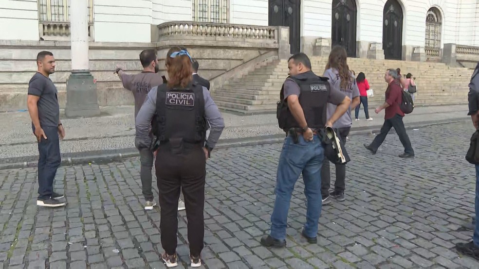 Policiais civis fazem busca na Câmara de Vereadores do Rio de Janeiro em operação contra o vereador Gabriel Monteiro — Foto: Reprodução/ TV Globo