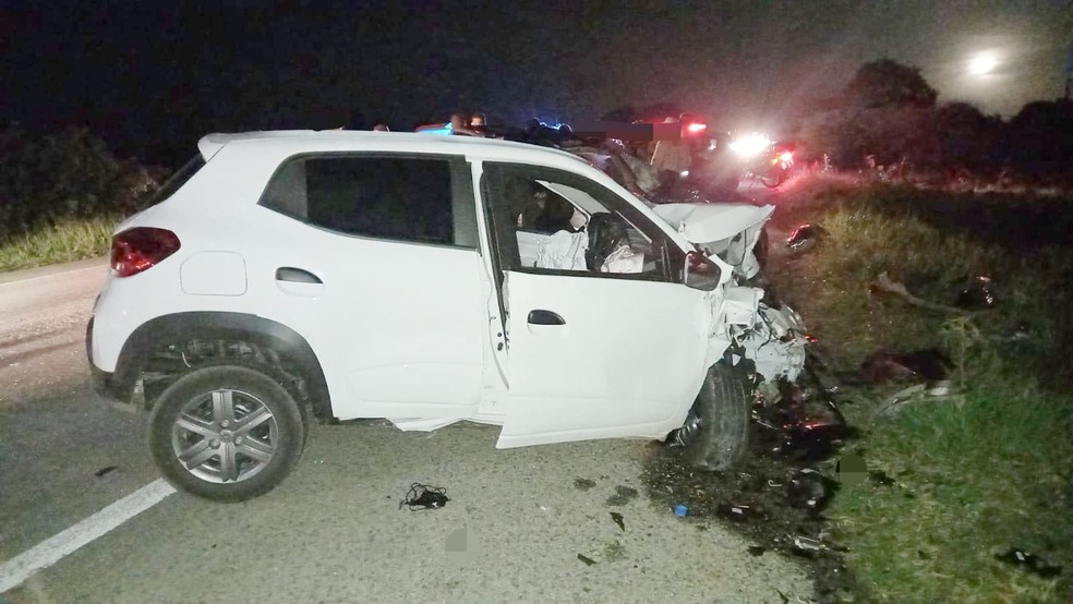Motorista do carro não resistiu aos ferimentos e morreu após colisão na BR-423, em Garanhuns — Foto: PRF/Divulgação
