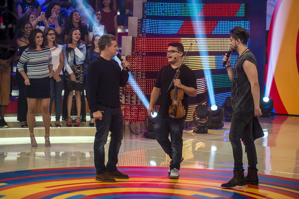 Luan Santana, Luciano e o violinista Wellington (Foto: João Cotta/Globo )
