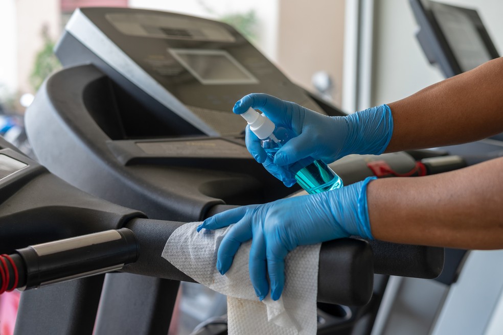 Higienização de equipamentos após cada uso na academia é importante forma de prevenção da varíola dos macacos — Foto: Istock Getty Images