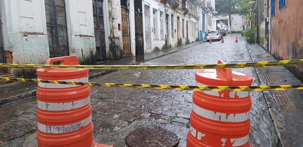 Rua do Areal de Cima, no Dois de Julho, est&aacute; interditada &mdash; Foto: S&eacute;rgio Pinheiro/TV Bahia