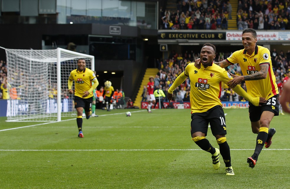 Raro momento: Zuñiga comemora gol pelo Watford (Foto: Reuters / Andrew Couldridge )