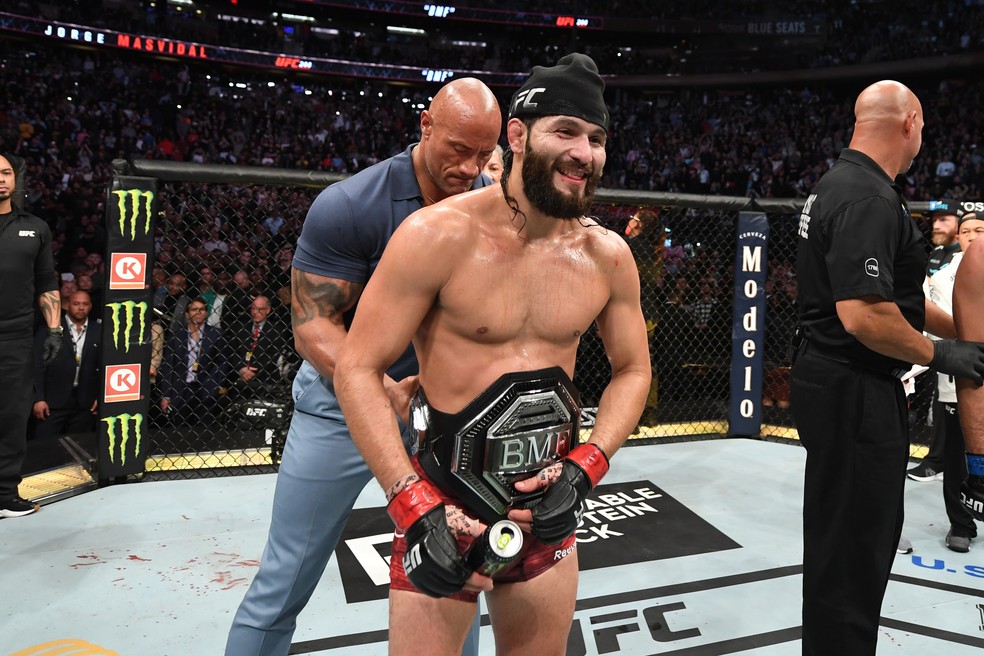 Jorge Masvidal recebe de "The Rock" o cinturão de "Maior Casca-Grossa" no UFC 244 — Foto: Getty Images