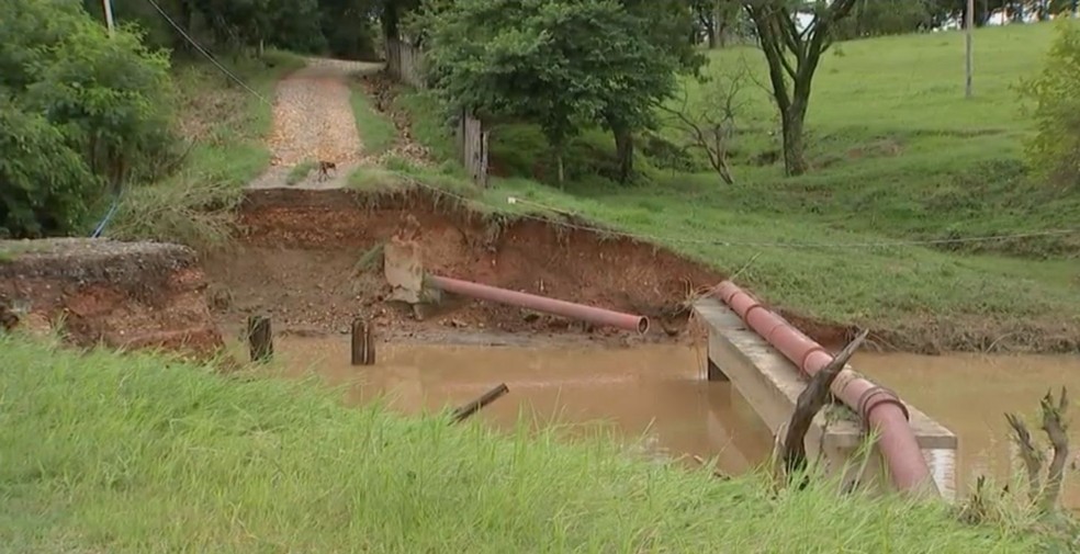 Pelo menos dez pontes ficaram destruídas em Laranjal Paulista (SP) — Foto: Reprodução/TV TEM