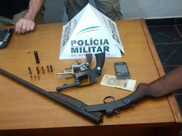 bandidos atiraram na vítima e roubaram a arma  (Foto: Divulgação/PM)