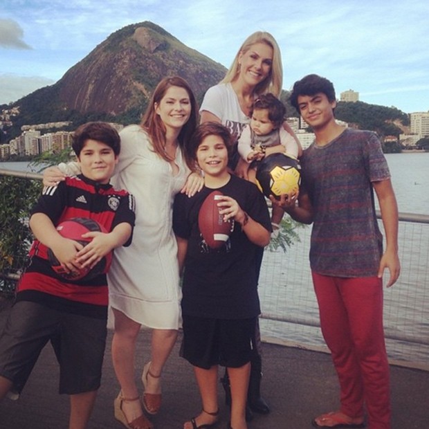 Ana Hickmann posta foto com Ana Paula Tabalipa e os filhos (Foto: Reprodução/Instagram)