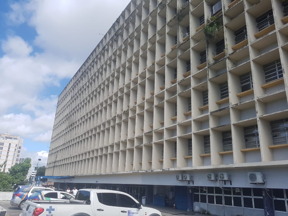 Vítima foi socorrida para o Hospital da Restauração, no bairro do Derby, na área central do Recife — Foto: Katherine Coutinho/G1