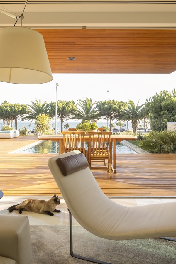 Em Portugal, casa de praia tem piscina, espelho d’água e móveis de design (Foto: Fernando Guerra)