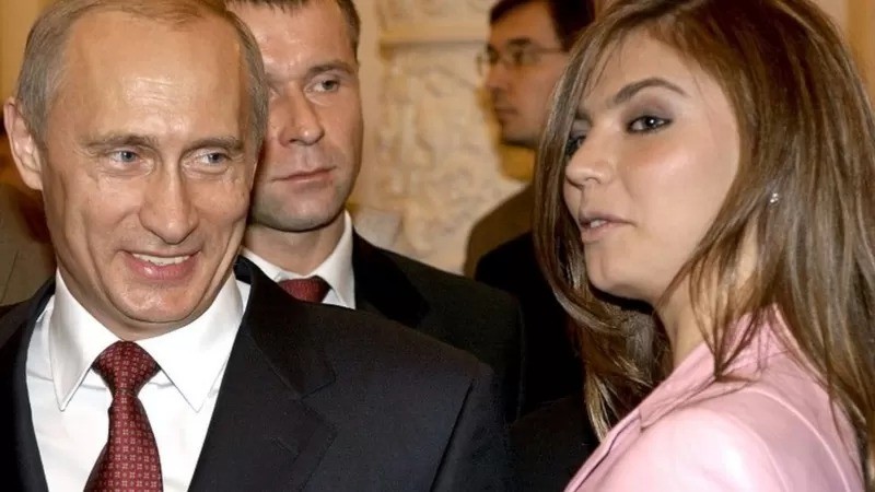 Putin e Alina Kabaeva fotografados em 2004 (Foto: Reuters via BBC News Brasil)