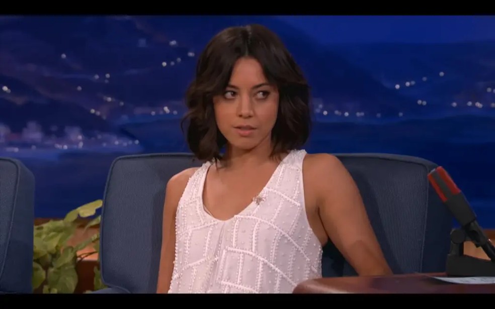 A atriz Aubrey Plaza lembra de cena em 'O Diário de uma Virgem' — Foto: divulgação