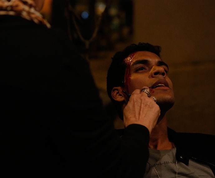 Marcello Melo Jr. recebe os últimos retoques da maquiagem antes de gravar o acidente de Ivan (Foto: Fabio Rocha/Gshow)