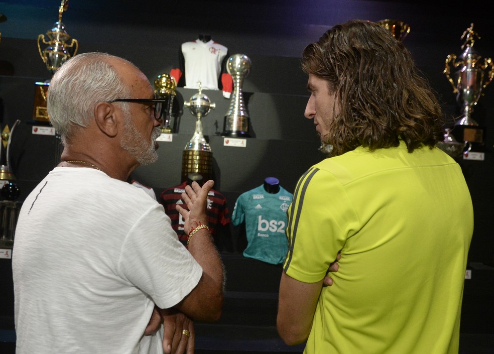 Junior, Filipe Luis e as taças da Libertadores e do Mundial de 1981 — Foto: André Durão