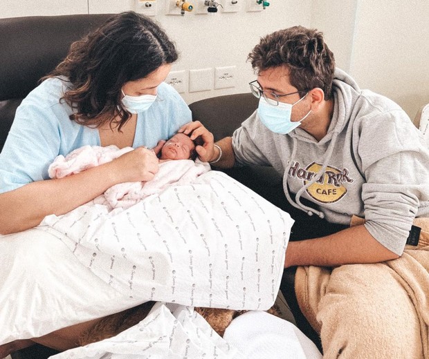 Camila Monteiro e Carlos Henrique Rebolo com a filha Aurora (Foto: Reprodução/Instagram)