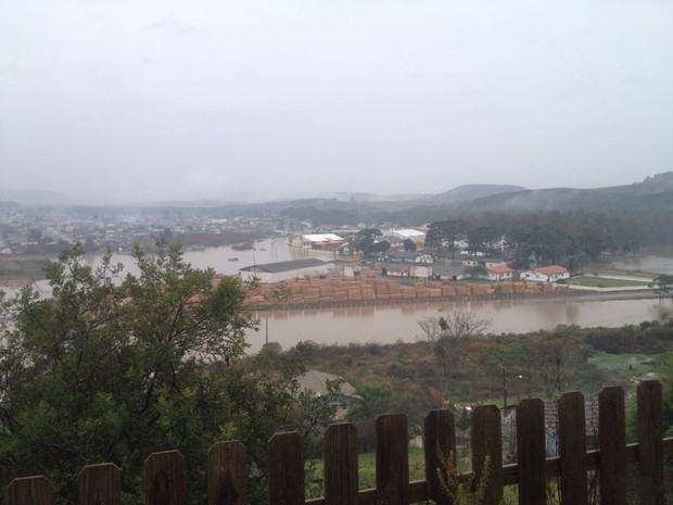 Defesa Civil municipal de Lages confirma que os quatro rios que cortam a cidade transbordaram (Foto: João Salgado/RBS TV)