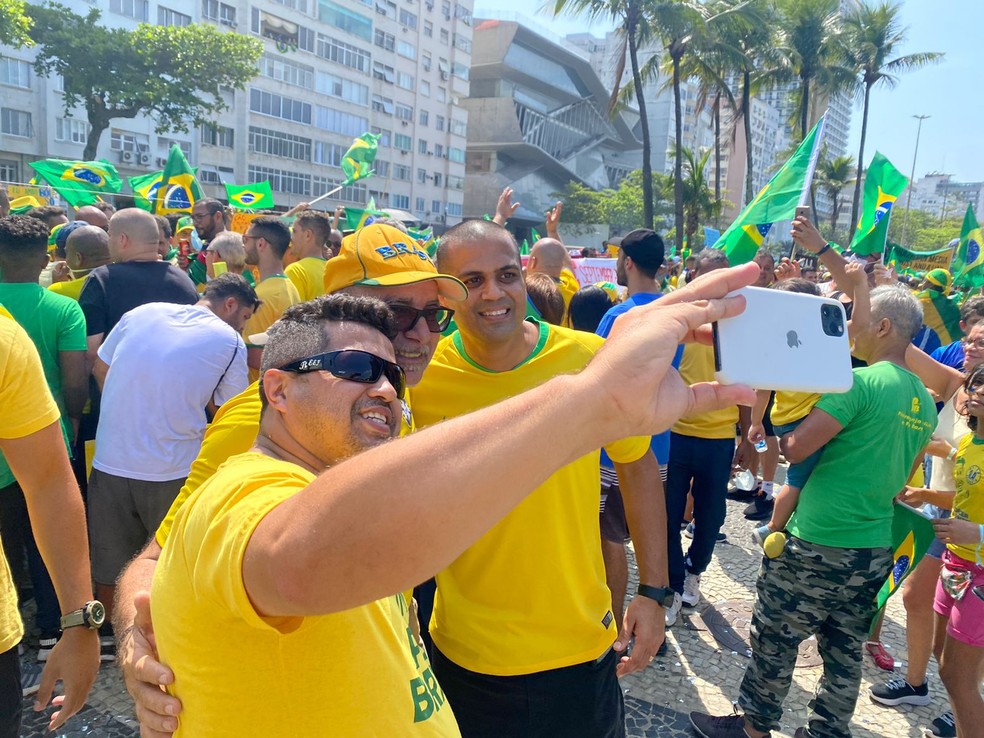 Queiroz é tietado e tira fotos com apoiadores de Bolsonaro em Copacabana  — Foto: Arthur Guimarães/TV Globo