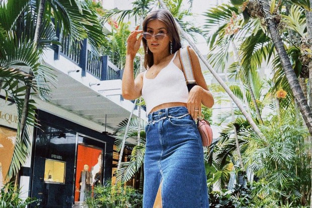 Camila Queiroz posa segurando óculos de sol com look usado em passeio no shopping (Foto: Reprodução/Instagram)