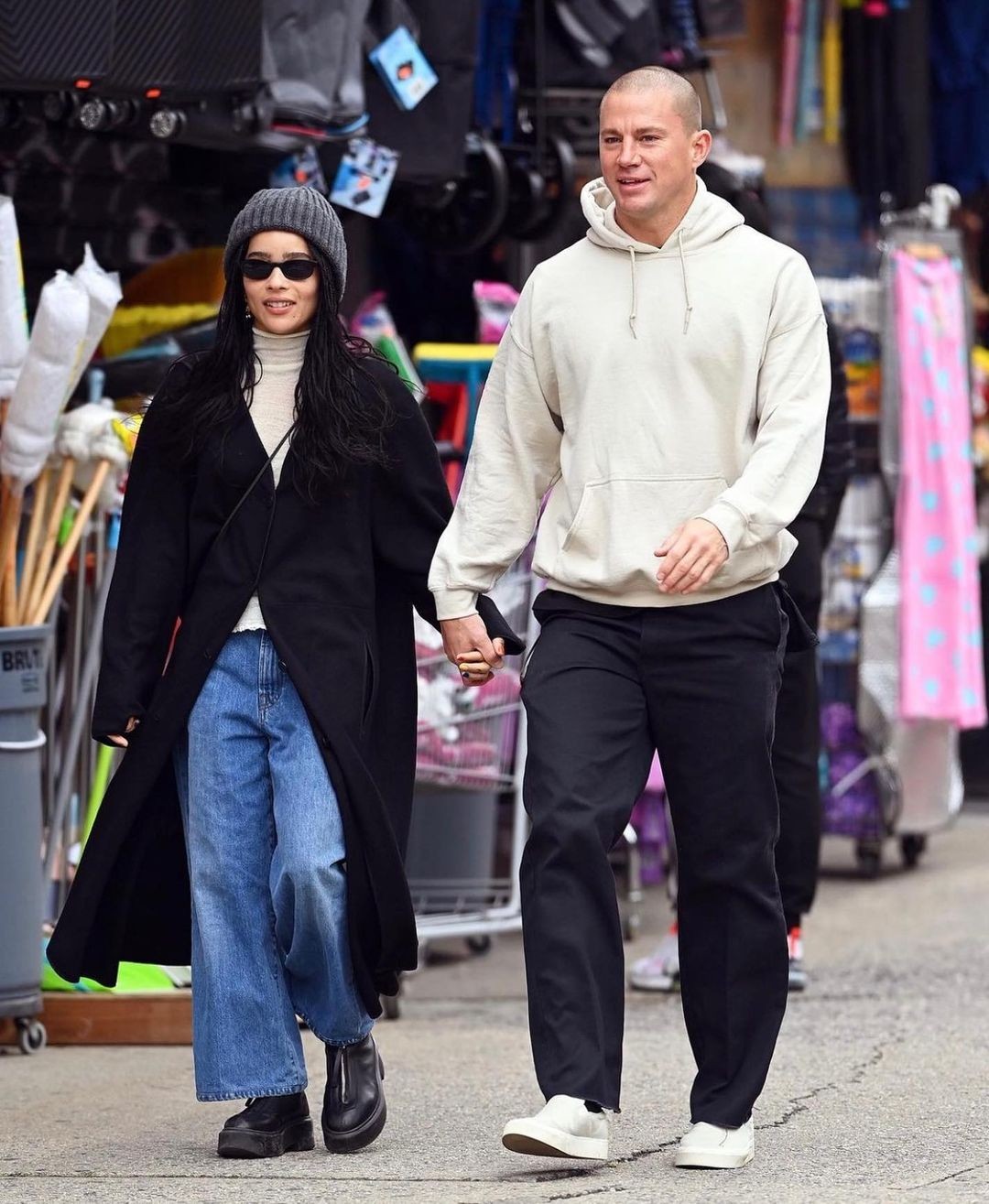 Zoë e Channing caminham na rua com looks minimalistas  (Foto: Reprodução Instagram)