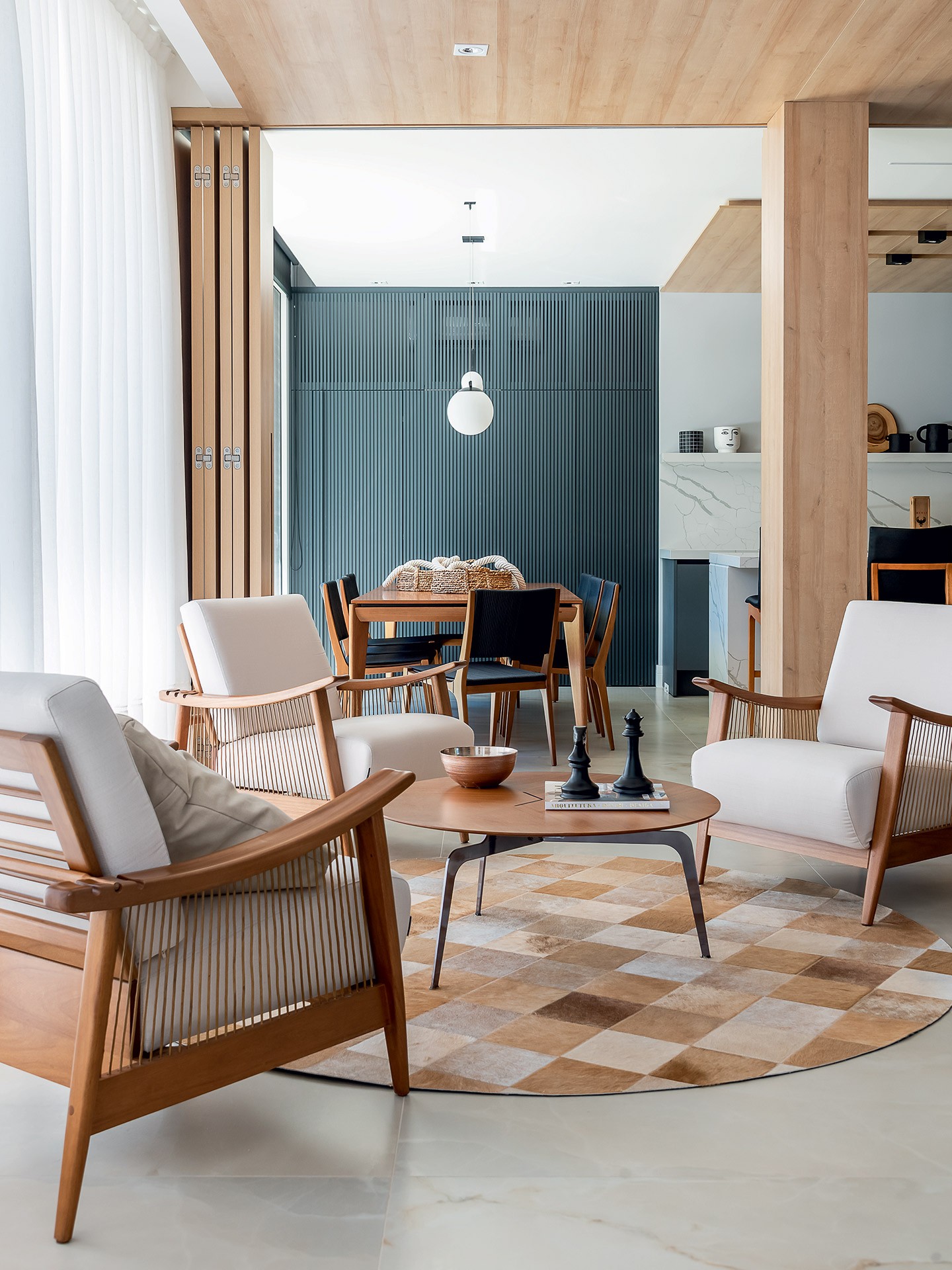 Casa de 400 m² tem integração e madeira como protagonista (Foto: Wesley Diego Emes)