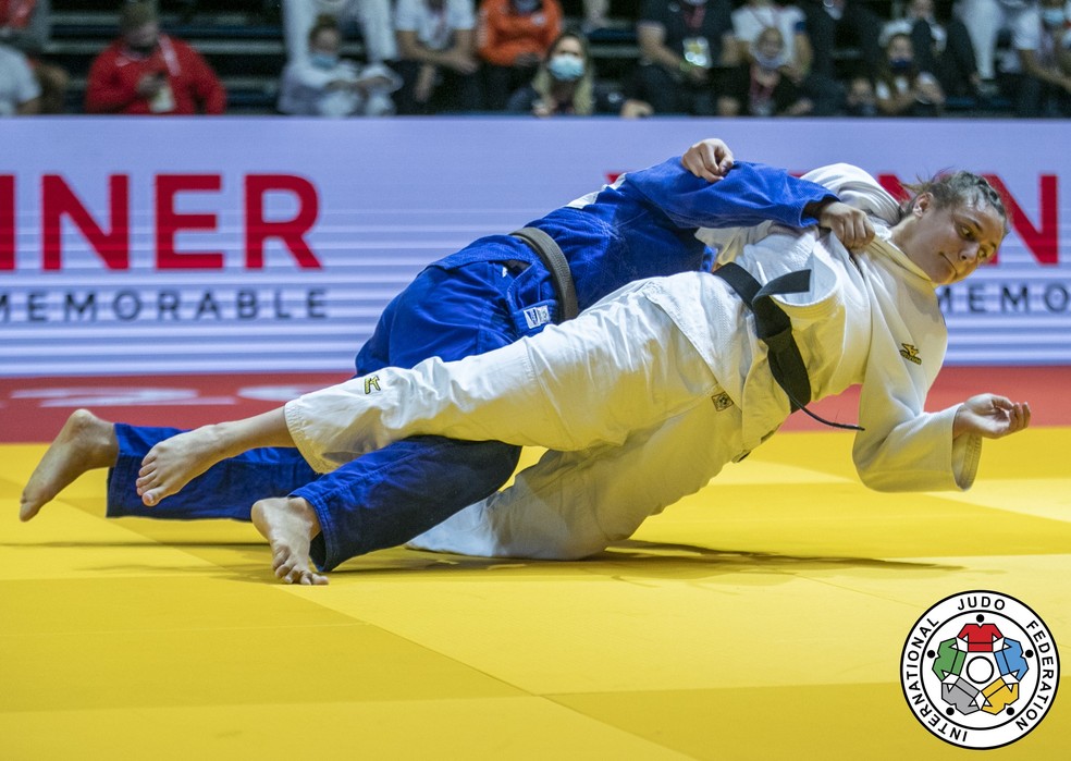 Eliza Ramos, de quimono azul, derruba a alemã Raffaela Igl nas quartas de final — Foto: Gabriela Sabau / Divulgação / IJF