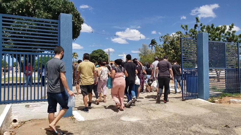ENEM 2021 - 1 dia - Mossoró (RN) - Portões abriram ao meio dia na UERN — Foto: Isaiana Santos/Inter TV Costa Branca