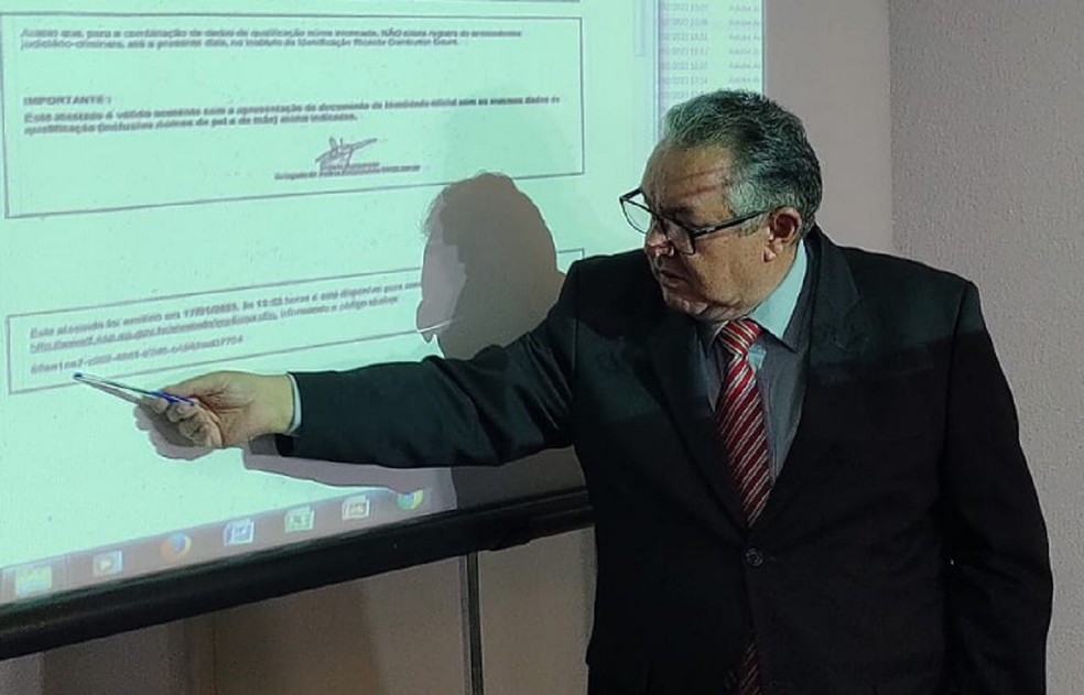 Delegado Acácio Leite explica que assinatura eletrônica do documento também apresentou alterações — Foto: Marel Scinocca/g1