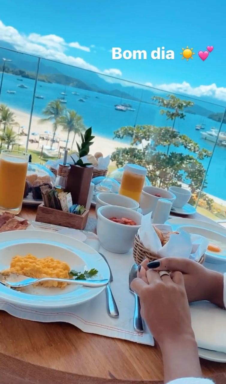 Ludmilla e Brunna curtem café da manhã em hotel com decoração romântica (Foto: Reprodução/ Instagram)