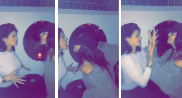 As irmãs Kendall e Kylie Jenner brincando durante uma balada (Foto: Reprodução)