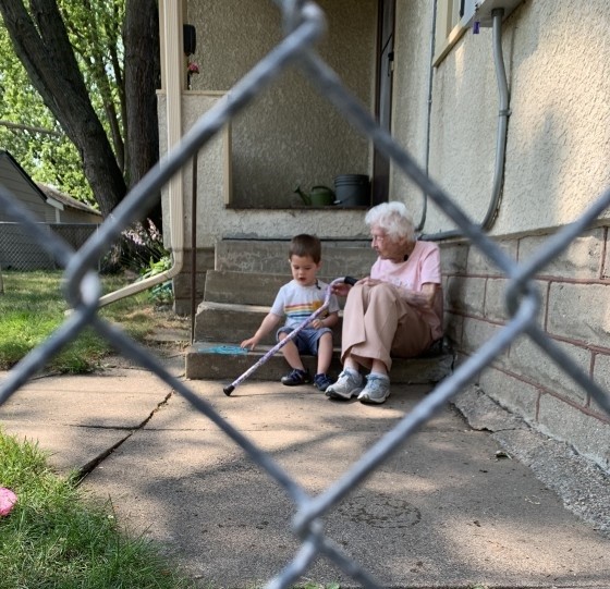 Benjamin, 2, e Mary, 99, se tornaram melhores amigos (Foto: Reprodução/Today Parents)