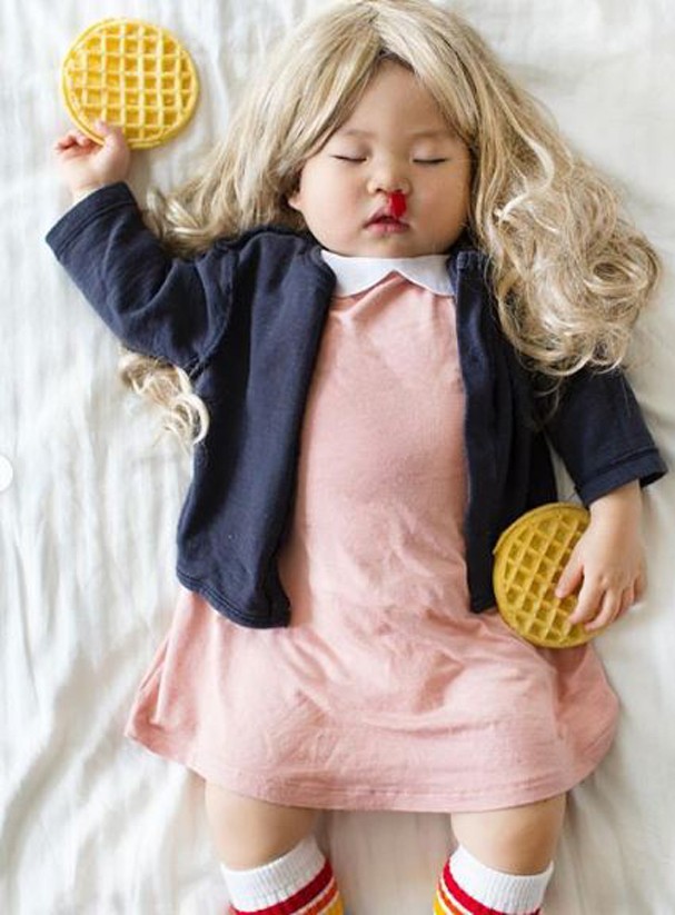 Mãe veste sua bebê com looks icônicos (Foto: Reprodução/Instagram) Mãe veste sua bebê com looks icônicos (Foto: Reprodução/Instagram)