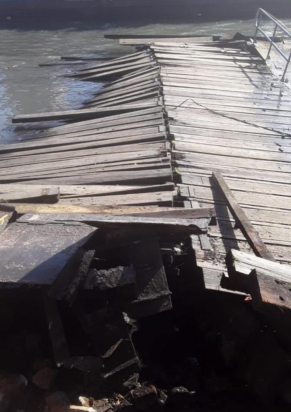 Píer foi destruído após colisão de navio em Guarujá, SP — Foto: Reprodução/Guaru TV