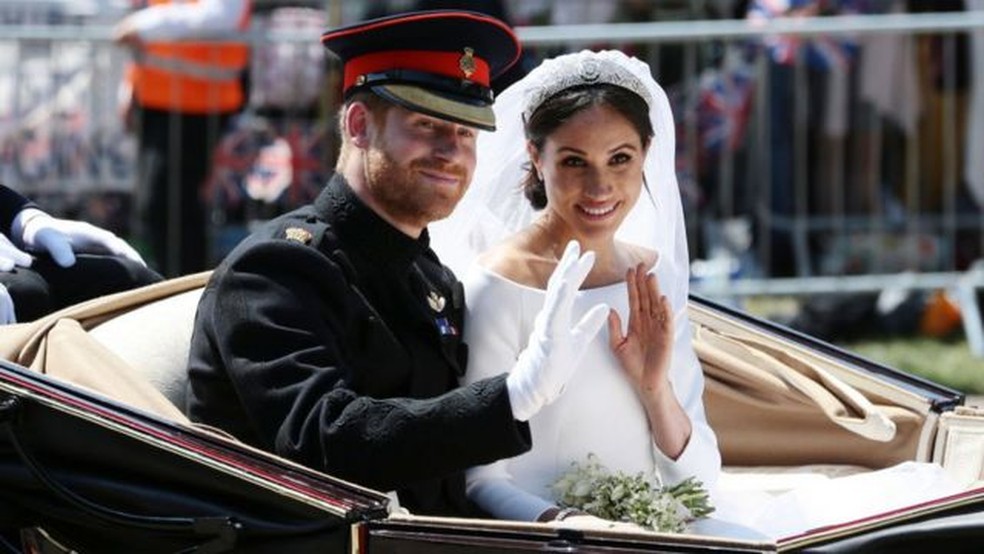 Após o casamento, Harry e Meghan desfilaram em carro aberto e foram saudados por uma multidão — Foto: Getty Images/via BBC